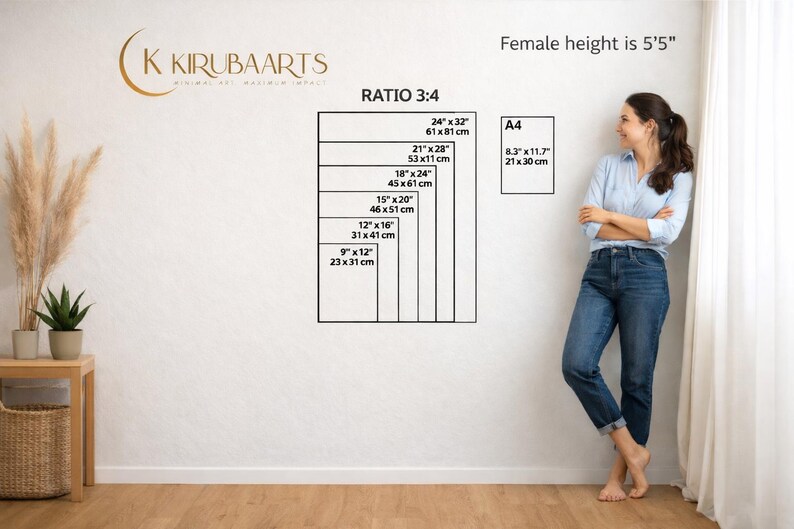 Op de afbeelding: Afbeelding van een vrouw naast een muur met een maattabel voor prints. De afmetingen zijn in inches en centimeters. De tekst "Female height is 5'5" is ook zichtbaar.