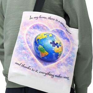 Può includere: Un set di tre tazze in ceramica con finitura opaca e macchiettata. Le tazze sono nei toni del crema, grigio chiaro e grigio scuro. Ogni tazza ha un design semplice e minimalista, perfetto per caffè o tè.