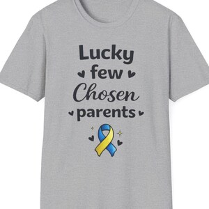 Puede incluir: Una taza de cerámica blanca con un asa negra y el texto "But first, coffee" en negro, con una fuente de estilo manuscrito. La taza está sobre una superficie blanca.