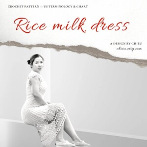 Pode incluir: Um vestido branco de crochê com um padrão floral, o texto "Rice milk dress" em vermelho e o texto "A design by Chieu" com um endereço de site. O vestido é sem mangas e chega ao joelho.