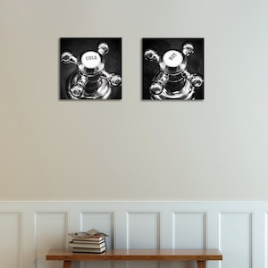 Könnte beinhalten: Zwei Schwarzweißfotos von vintage verchromten Wasserhahn-Griffen mit den Worten "HOT" und "COLD" auf den Knöpfen.