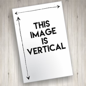 Op de afbeelding: Een wit vel papier met zwarte pijlen die naar de hoeken wijzen. De tekst "THIS IMAGE IS VERTICAL" is in zwart op het papier gedrukt.