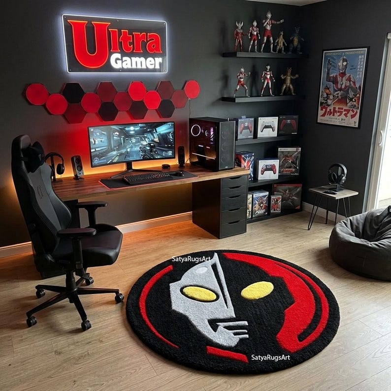 Pu&ograve; includere: Un allestimento di sala giochi con scrivania, computer e sedia da gaming. La parete presenta un'insegna "Ultra Gamer" e decorazioni esagonali rosse. Un tappeto rotondo con un design di personaggio &egrave; sul pavimento. Le mensole espongono statuette e scatole di giochi.