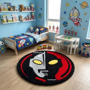 Pu&ograve; includere: Un tappeto rotondo nero con un bordo rosso e un design a volto diviso in bianco e giallo. Il tappeto si trova nella cameretta di un bambino con un letto, giocattoli e un contenitore per giocattoli a forma di razzo. Il testo "SatyaRugsArt" &egrave; visibile.