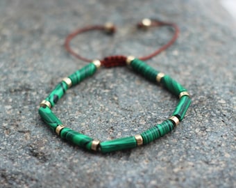 Pulsera de malaquita natural verde hecha a mano con cristales delicados para mujer, ideal como regalo de meditación.