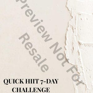 Könnte beinhalten: Cremefarbener Hintergrund mit dem Text "QUICK HIIT 7-DAY CHALLENGE". Der Text verspricht, Fett zu verbrennen, Energie zu tanken und sich in 10-15 Minuten am Tag großartig zu fühlen. Die Worte "Preview Not For Resale" sind im Bild als Wasserzeichen zu sehen.