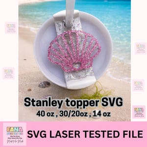 Puede incluir: Un archivo SVG de adorno Stanley con forma de concha marina rosa brillante. La imagen muestra el adorno en una tapa de vaso blanca. El texto de la imagen dice "Stanley topper SVG" y "SVG LASER TESTED FILE". Los tamaños son 1183 ml, 887/591 ml y 414 ml.