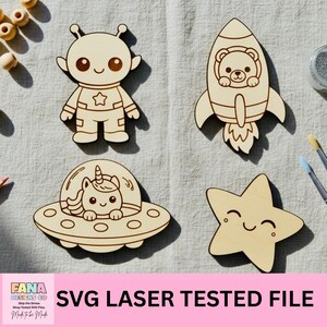 Könnte beinhalten: Vier Holzausschnitte: ein Alien, eine Rakete mit einem Bären, ein Einhorn in einem UFO und ein lächelnder Stern. Die Ausschnitte sind aus hellfarbenem Holz. Der Text "SVG LASER TESTED FILE" wird auf einem rosa Banner angezeigt.