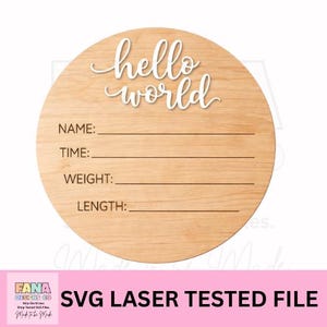 Op de afbeelding: Een ronde houten plaat met de woorden "hello world" in witte letters. De plaat heeft lijnen voor Naam, Tijd, Gewicht en Lengte. De plaat is lichtbruin met een houtnerfpatroon.