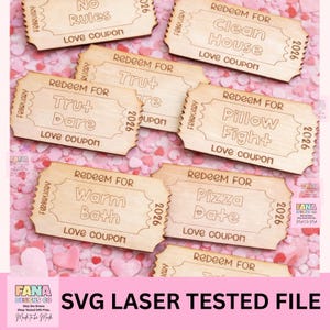 Puede incluir: Cupones de amor de madera con varias opciones canjeables como "Clean House" y "Pizza Date". Cada cupón está grabado con "Febrero 2026" y "Love Coupon". La imagen también incluye el texto "SVG LASER TESTED FILE".