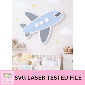 Può includere: Decorazione murale a forma di aereo azzurro e grigio con bordi bianchi, montata su una parete bianca. L'arredamento della cameretta include nuvole bianche e stelle gialle. Il testo "SVG LASER TESTED FILE" è visualizzato in basso.