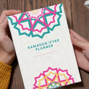 Puede incluir: Un planificador blanco de Ramadán Iftar con diseños geométricos en verde azulado, rosa y amarillo. La portada del planificador presenta el texto "Ramadan Iftar Planner" y el lema "Organice comidas, invitados y comestibles con facilidad."