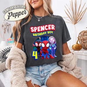 Camiseta de cumpleaños personalizada de Spidey con nombre y edad para niño, camiseta de cumpleaños personalizada de Spidey y sus increíbles amigos, camiseta de cumpleaños para niños pequeños, camiseta de cumpleaños de superhéroes imagen 1