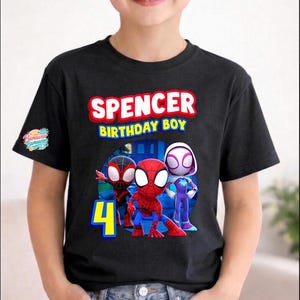Camiseta de cumpleaños personalizada de Spidey con nombre y edad para niño, camiseta de cumpleaños personalizada de Spidey y sus increíbles amigos, camiseta de cumpleaños para niños pequeños, camiseta de cumpleaños de superhéroes imagen 2