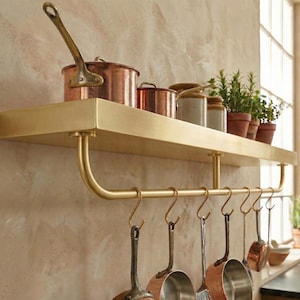 Puede incluir: Un juego de tres tazas de cerámica con un acabado moteado y mate. Las tazas son de color crema, gris claro y gris oscuro. Cada taza tiene un diseño simple y minimalista, ideal para café o té.