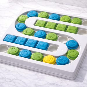 Pu&ograve; includere: Un giocattolo puzzle per cani in plastica bianca con una variet&agrave; di pezzi colorati rimovibili. I pezzi sono blu, verdi e gialli e includono forme come cerchi, quadrati e impronte di zampe. Il puzzle &egrave; progettato per stimolare la mente di un cane.