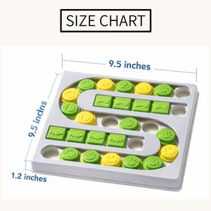 Pu&ograve; includere: Un puzzle di plastica bianca con pezzi verdi e gialli. Il puzzle &egrave; lungo e largo 24 cm e spesso 3 cm. Il testo "SIZE CHART" &egrave; in alto.