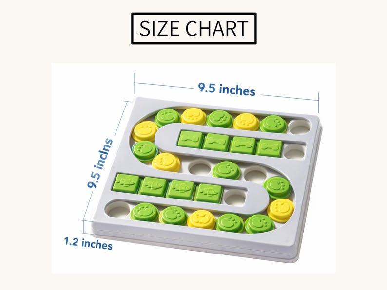 Pu&ograve; includere: Un puzzle di plastica bianca con pezzi verdi e gialli. Il puzzle &egrave; lungo e largo 24 cm e spesso 3 cm. Il testo "SIZE CHART" &egrave; in alto.