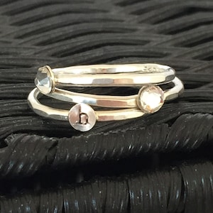 Anello impilabile personalizzato in argento sterling martellato: iniziale o cristallo