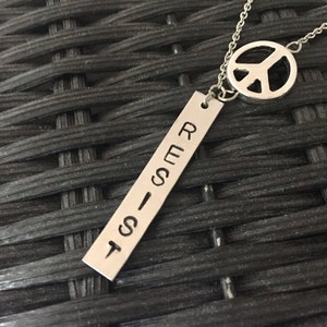 Resist Halsband: Handstämplat Berlock med Peace-tecken
