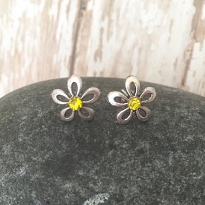 Silver Daisy Earrings, Small Daisy Stud Earrings, Flower studs, Silver Flower Earrings, Silver Studs, Tiny Earrings, Floral Earrings