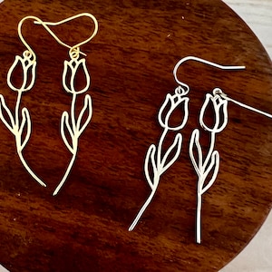 Brincos pendentes de tulipa em metal dourado: Joias florais leves