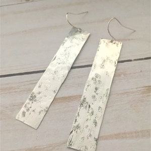Pendientes largos de barra de plata martillada, metal envejecido, alambres de acero quirúrgico, pendientes minimalistas llamativos imagen 7