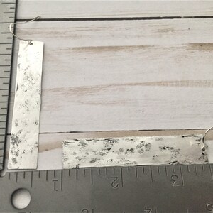 Pendientes largos de barra de plata martillada, metal envejecido, alambres de acero quirúrgico, pendientes minimalistas llamativos imagen 6