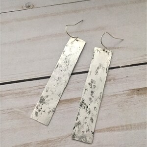 Pendientes largos de barra de plata martillada, metal envejecido, alambres de acero quirúrgico, pendientes minimalistas llamativos imagen 4