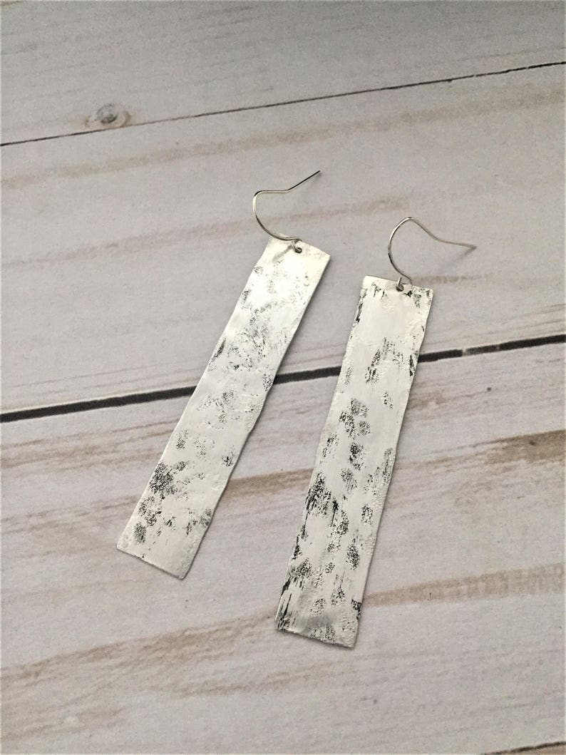 Pendientes largos de barra de plata martillada, metal envejecido, alambres de acero quirúrgico, pendientes minimalistas llamativos imagen 4
