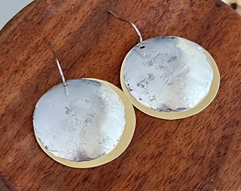 Pendientes de eclipse solar, sol de latón, luna de aluminio martillado, joyería espacial celestial