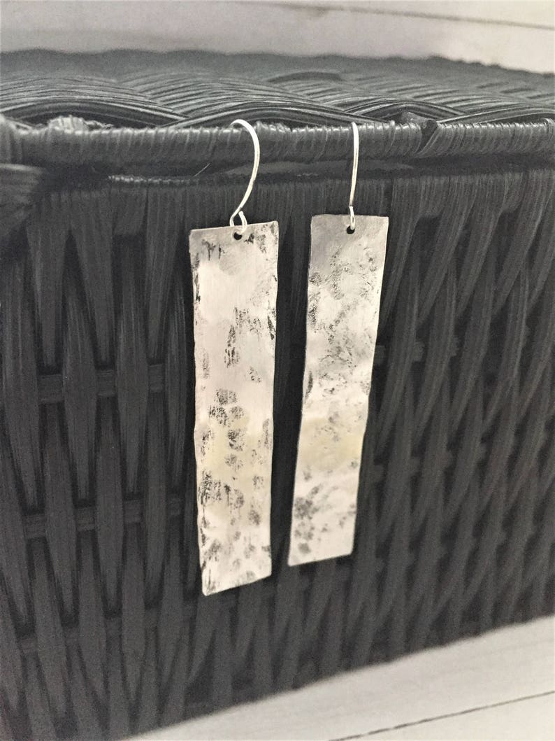 Pendientes largos de barra de plata martillada, metal envejecido, alambres de acero quirúrgico, pendientes minimalistas llamativos imagen 1