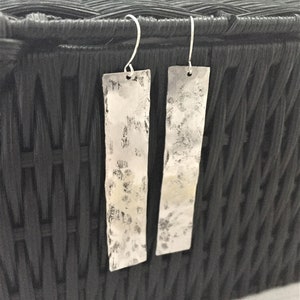 Pendientes largos de barra de plata martillada, metal envejecido, alambres de acero quirúrgico, pendientes minimalistas llamativos imagen 9