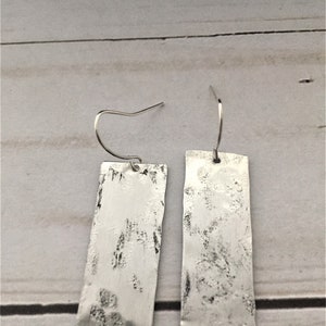 Pendientes largos de barra de plata martillada, metal envejecido, alambres de acero quirúrgico, pendientes minimalistas llamativos imagen 10