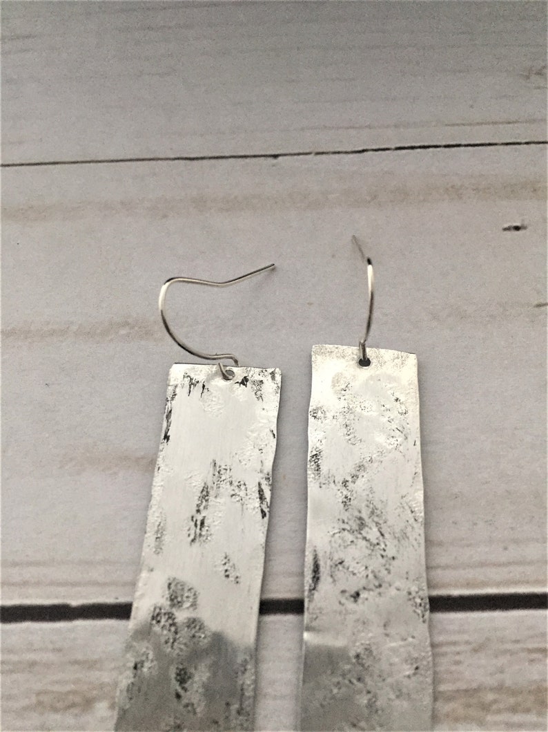 Pendientes largos de barra de plata martillada, metal envejecido, alambres de acero quirúrgico, pendientes minimalistas llamativos imagen 10