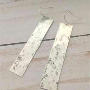 Pendientes largos de barra de plata martillada, metal envejecido, alambres de acero quirúrgico, pendientes minimalistas llamativos imagen 3