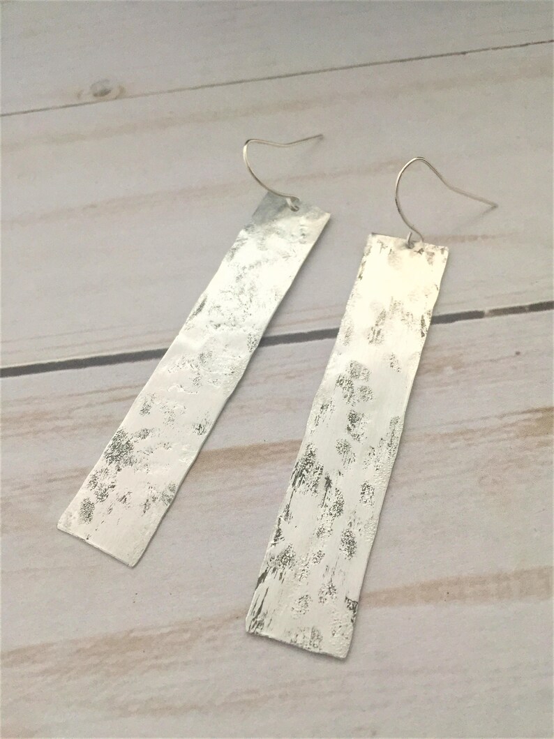 Pendientes largos de barra de plata martillada, metal envejecido, alambres de acero quirúrgico, pendientes minimalistas llamativos imagen 3