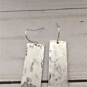 Pendientes largos de barra de plata martillada, metal envejecido, alambres de acero quirúrgico, pendientes minimalistas llamativos imagen 5
