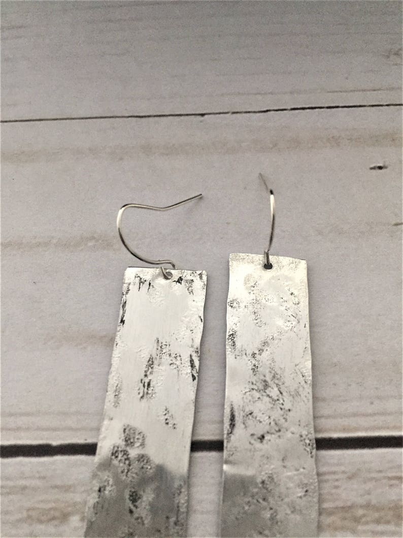 Pendientes largos de barra de plata martillada, metal envejecido, alambres de acero quirúrgico, pendientes minimalistas llamativos imagen 5