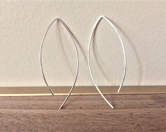 Pendientes de plata de ley martillada con forma de espoleta minimalista