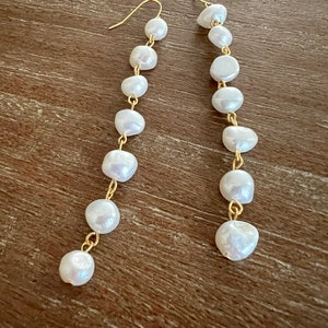 Orecchini pendenti lunghi con perle d'acqua dolce: gioielli da sposa in oro immagine 8
