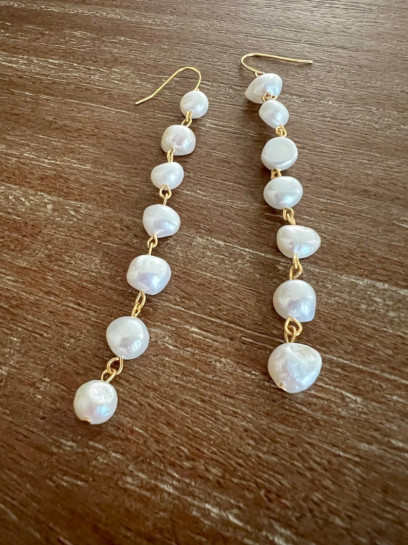 Orecchini pendenti lunghi con perle d'acqua dolce: gioielli da sposa in oro immagine 8