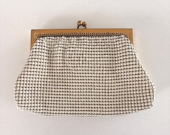 Monedero vintage de malla Whiting & Davis con llavero retráctil blanco y dorado