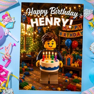 Puede incluir: Una tarjeta de cumpleaños con el texto "Happy Birthday HENRY!" presenta una figura de Lego sosteniendo un pastel con velas encendidas. El fondo incluye globos, regalos y una pancarta que dice "Happy Birthday".