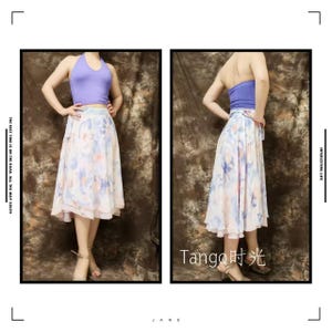 Op de afbeelding: Afbeelding in twee delen van een vrouw in een lavendelkleurige haltertop en een rok met bloemenprint. De rok heeft een aquarelontwerp in blauw, roze en wit. De tekst "Tango 时光" is zichtbaar.