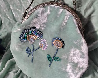 Bolsa de mão de noite em veludo de seda verde, com aplicações de miçangas feitas à mão, bolsa artesanal com corrente.
