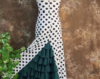 Saia flamenca de bolinhas com babados, disponível em várias cores.