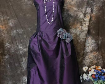 Vestido estilo anos 20 em tafetá, modelo robe de style, para noite.