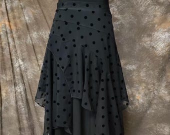 Schwarzer Flamenco-Rock mit gepunktetem Chiffon, F42