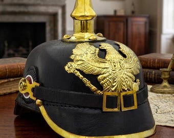 Réplica de casco alemán Pickelhaube de cuero: accesorio de cosplay medieval prusiano de la Primera Guerra Mundial